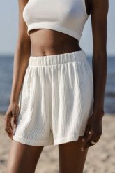 Szorty z plisowanej BAWEŁNY w kolorze VANILA PUDING -SHELLY. Białe szorty damskie Marsala, s, bez wzorów, z bawełny. W wyprzedaży za 68.97 zł.