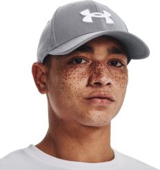 Czapka z daszkiem męska Under Armour Blitzing jasnoszara 1376700 035 S/M. Szare czapki i kapelusze męskie Under Armour, bez wzorów. Za 78.99 zł.