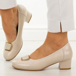 Beżowe skórzane czółenka damskie Cambell 19413. Brązowe czółenka damskie Cambell, bez wzorów, ze skóry, eleganckie, z okrągłym noskiem, bez obcasa, na obcasie, bez zapięcia. Za 219.00 zł.