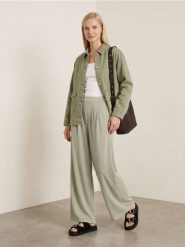 Spodnie wide leg z błyszczącą lureksową nicią - zielony. Zielone spodnie materiałowe damskie Sinsay, l, bez wzorów. Za 49.99 zł.