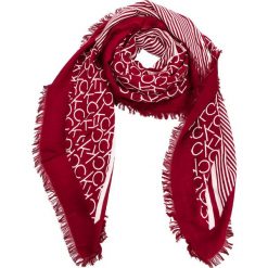 Chusta CALVIN KLEIN - Printed Ck Scarf K60K604704 628. Czerwone szaliki i chusty damskie Calvin Klein, z materiału. Za 229.00 zł.