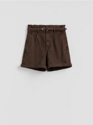 Jeansowe szorty z paskiem - dark grey jeans. Szare szorty damskie Reserved, bez wzorów, z denimu. Za 119.99 zł.