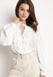 Biała Koszula Retro z Falbankami i Perełkami Przy Dekolcie i Guzikach Nimue. Białe bluzki damskie Born2be, m, bez wzorów, retro, bez kołnierzyka, bez ramiączek. Za 139.99 zł.