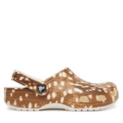 Klapki Crocs. Brązowe klapki damskie Crocs, bez wzorów, bez obcasa. Za 259.99 zł.