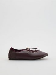 Baleriny z wiązaniem - bordowy. Czerwone mokasyny damskie Reserved, ze skóry, klasyczne. W wyprzedaży za 55.99 zł.