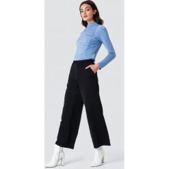 NA-KD Classic Błyszczące spodnie dzwony - Black. Spodnie materiałowe damskie marki NA-KD Classic. Za 161.95 zł.