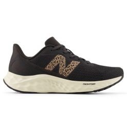 Buty damskie New Balance Fresh Foam Arishi v4 WARISIK4 – czarne. Czarne obuwie sportowe damskie New Balance, bez wzorów, z materiału, do biegania. Za 449.99 zł.
