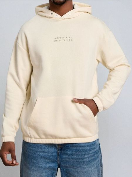 Bluza hoodie z napisem - beżowy. Brązowe bluzy męskie Sinsay, l, bez wzorów, bez kaptura. Za 35.99 zł.
