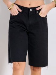 Długie bermudy jeansowe - czarny. Czarne szorty damskie Sinsay, l, bez wzorów, z jeansu. Za 79.99 zł.