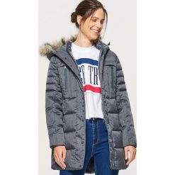 Sportowy płaszcz z kapturem - Czarny. Czarne płaszcze damskie Cropp, sportowe. Za 289.99 zł.