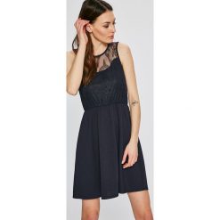 Vero Moda - Sukienka. Szare sukienki damskie Vero Moda, z dzianiny, casualowe, z okrągłym kołnierzem. W wyprzedaży za 89.90 zł.