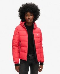 Kurtka pikowana z kapturem w stylu sportowym SUPERDRY. Czerwone kurtki damskie Superdry., l, bez wzorów, z kapturem. Za 423.90 zł.