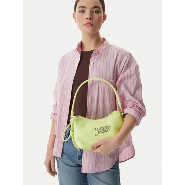 Torebka Tommy Jeans. Zielone torebki do ręki damskie Tommy Jeans, bez wzorów, z jeansu, klasyczne, bez dodatków. Za 240.99 zł.