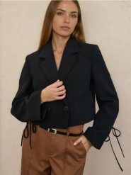 Krótki żakiet dwurzędowy - czarny. Czarne żakiety damskie Sinsay, l, bez wzorów. Za 69.99 zł.