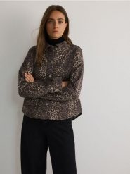 Jeansowa kurtka w panterkę - wielobarwny. Kurtki damskie Reserved, l, bez wzorów, z bawełny, bez kaptura. W wyprzedaży za 119.99 zł.