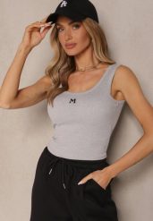 Szary Top Prążkowany z Usztywnianymi Miseczkami Ozdobiony Literą Nevoliene. Szare t-shirty i topy dla dziewczynek Renee, z aplikacjami, z jeansu, bez ramiączek. Za 39.99 zł.