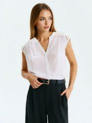 Bluzka koszulowa z ozdobną koronką - biały. Białe bluzki damskie Sinsay, l, bez wzorów, z koronki, bez kołnierzyka, bez ramiączek. Za 29.99 zł.
