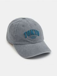 Czapka z daszkiem z haftowanym napisem Tokyo - szary. Szare czapki i kapelusze damskie Sinsay, bez wzorów. Za 19.99 zł.