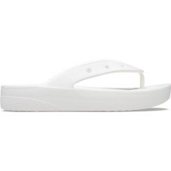 Japonki plażowe damskie Crocs Classic Platform Flip. Białe klapki damskie Crocs, bez wzorów, sportowe, bez obcasa. W wyprzedaży za 129.00 zł.