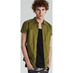 Koszula z krótkim rękawem basic - Khaki. Koszule męskie marki Cropp. Za 49.99 zł.