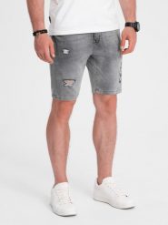 Męskie krótkie spodenki jeansowe z dziurami – szare V2. Szare spodnie materiałowe męskie Ombre Clothing, m, z aplikacjami, z bawełny, klasyczne. W wyprzedaży za 49.99 zł.