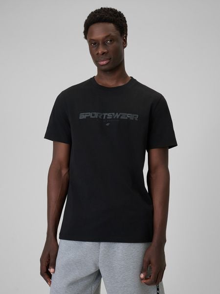 4F T-shirt regular z nadrukiem męski - czarny M. Czarne t-shirty męskie 4f, m, bez wzorów, z bawełny, bez kołnierzyka. W wyprzedaży za 49.99 zł.
