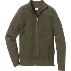 Sweter rozpinany z bawełny z recyclingu bonprix ciemnooliwkowy. Kardigany męskie marki bonprix. Za 37.99 zł.