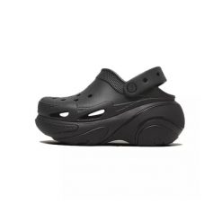 Tenisówki Crocs Model Bubble Crush Clog U Kolor Czarny. Czarne trampki i tenisówki damskie Crocs, bez wzorów, z gumy, bez zapięcia. Za 394.80 zł.