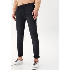 Jeansowe spodnie chino - Czarny. Spodnie materiałowe męskie House. Za 139.99 zł.