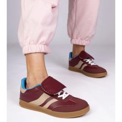 Bordowe sneakersy trampki damskie sportowe czerwone. Czerwone trampki i tenisówki damskie bez wzorów, z materiału, sportowe, bez zapięcia. Za 84.03 zł.