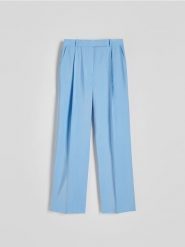 Szerokie spodnie z zakładkami - jasnoniebieski. Niebieskie spodnie materiałowe damskie Reserved, l, bez wzorów, z wiskozy. W wyprzedaży za 39.99 zł.