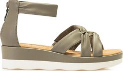 Clarks Sandały Clarks Clara Rae 26165378. Sandały damskie Clarks, bez wzorów, bez obcasa, bez zapięcia. Za 181.30 zł.