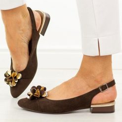 D. Brązowe czółenka damskie M.Daszyński Sa201a-4. Brązowe sandały damskie M.Daszyński, z aplikacjami, z zamszu, bez obcasa, na obcasie, bez zapięcia. Za 199.00 zł.