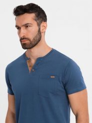 T-shirt męski z dekoltem na guziki i zamszowym wykończeniem ciemnoniebieski V2 OM-TSCT-0206 M. Niebieskie t-shirty męskie Ombre, m, bez wzorów, z zamszu, bez kołnierzyka. Za 196.65 zł.