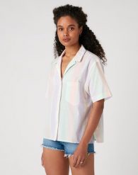 KOSZULA DAMSKA WRANGLER CUBAN SHIRT PASTEL VIOLET W5R36SP26 112130307. Bluzki damskie Wrangler, s, bez wzorów, bez kołnierzyka, bez ramiączek. Za 129.99 zł.