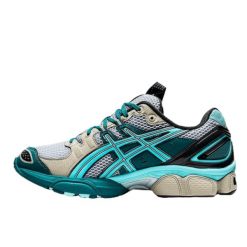 Buty do chodzenia unisex ASICS UB3-S Gel-Nimbus 9 Kiko Kostadinov. Szare obuwie sportowe damskie Asics, bez wzorów, z materiału, trekkingowe. Za 2,024.46 zł.