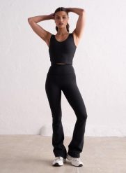 Damskie legginsy rozszerzane nogawki, wysoki stan, squat proof Sense czarny. Czarne legginsy damskie Aim'n, s, bez wzorów, z elastanu, z podwyższonym stanem, na fitness i siłownię. Za 339.00 zł.
