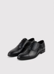 PAKO LORENTE – Czarne buty męskie typu brogsy. Czarne eleganckie półbuty Pako Lorente, ze skóry, eleganckie, bez zapięcia. Za 399.99 zł.