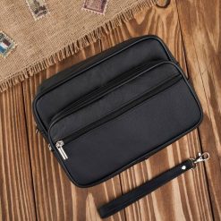 Saszetka męska skórzana do ręki klasyczna czarna pojemna Abruzzo ABR-08. Czarne saszetki męskie ze skóry, klasyczne. Za 99.99 zł.