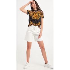 Szorty jeansowe TWINSET. Szorty damskie Twinset Milano, bez wzorów, z jeansu. W wyprzedaży za 290.97 zł.
