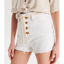 Jeansowe szorty High Waist z paskiem - Biały. Szorty damskie marki Cropp. Za 99.99 zł.