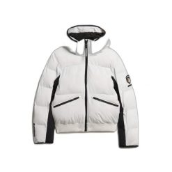 Damska kurtka z kapturem Superdry. Białe kurtki damskie Superdry., na zimę, bez wzorów, z puchu, z kapturem. W wyprzedaży za 977.70 zł.