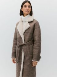 Dwurzędowy płaszcz z kożuchem - brązowy. Brązowe płaszcze damskie Reserved, l, bez wzorów, ze skóry, bez kaptura. W wyprzedaży za 219.99 zł.