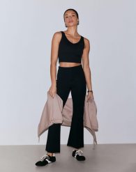 Damskie legginsy z mieszanki modalu, rozszerzane, wysoki stan Luxe czarne. Czarne legginsy damskie Aim'n, bez wzorów, z elastanu, z podwyższonym stanem, na fitness i siłownię. Za 424.00 zł.