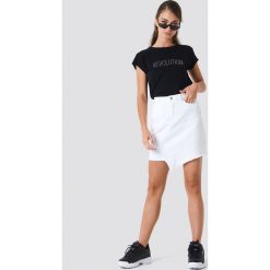 NA-KD Trend T-shirt z błyszczącym napisem Revolution - Black. T-shirty damskie marki NA-KD Trend. W wyprzedaży za 29.18 zł.