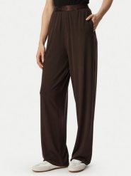 Guess Spodnie dresowe O6BB06 K5060 Brązowy Regular Fit. Brązowe spodnie dresowe damskie Guess, xl, z aplikacjami, z dresówki. Za 210.99 zł.