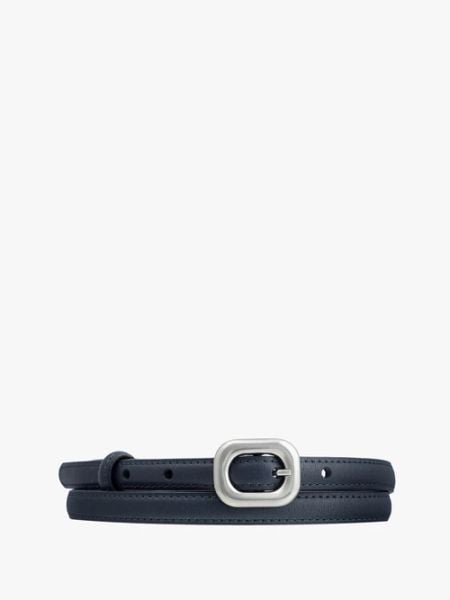 Granatowy pasek damski ze skóry licowej ze srebrną klamrą. Niebieskie paski damskie Ryłko, bez wzorów, ze skóry, eleganckie. Za 79.99 zł.