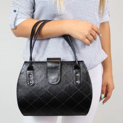 Elegancki kuferek ze skóry naturalnej DAN-A T256 czarny. Czarne torebki do ręki damskie DAN-A, bez wzorów, ze skóry, eleganckie, bez dodatków. Za 299.99 zł.