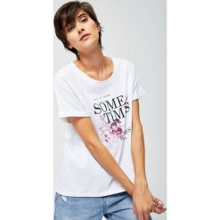 Koszulka z dłuższym tyłem. Białe bluzki damskie MOODO, l, bez wzorów, bez kołnierzyka. Za 24.99 zł.