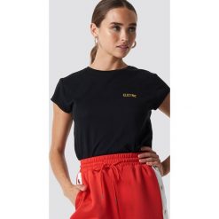 NA-KD T-shirt z surowym wykończeniem i haftem - Black. Czarne t-shirty damskie NA-KD, z haftami, z jersey, z okrągłym kołnierzem. Za 72.95 zł.